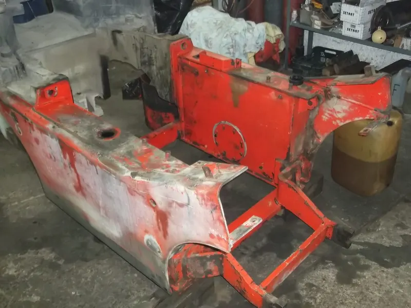 Repasovaný rám a mechanické komponenty vysokozdvižného vozíku